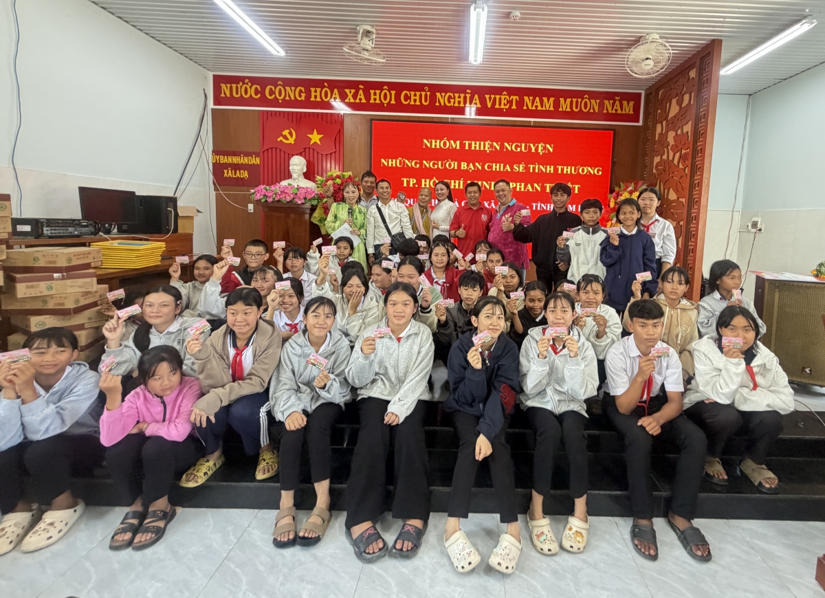 Các em học sinh ở La Dạ nhận phần quà là học bổng học khóa online