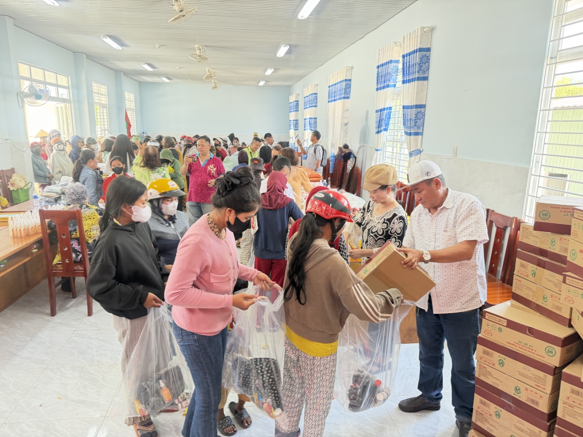 Bà con La Dạ nhận những phần quà