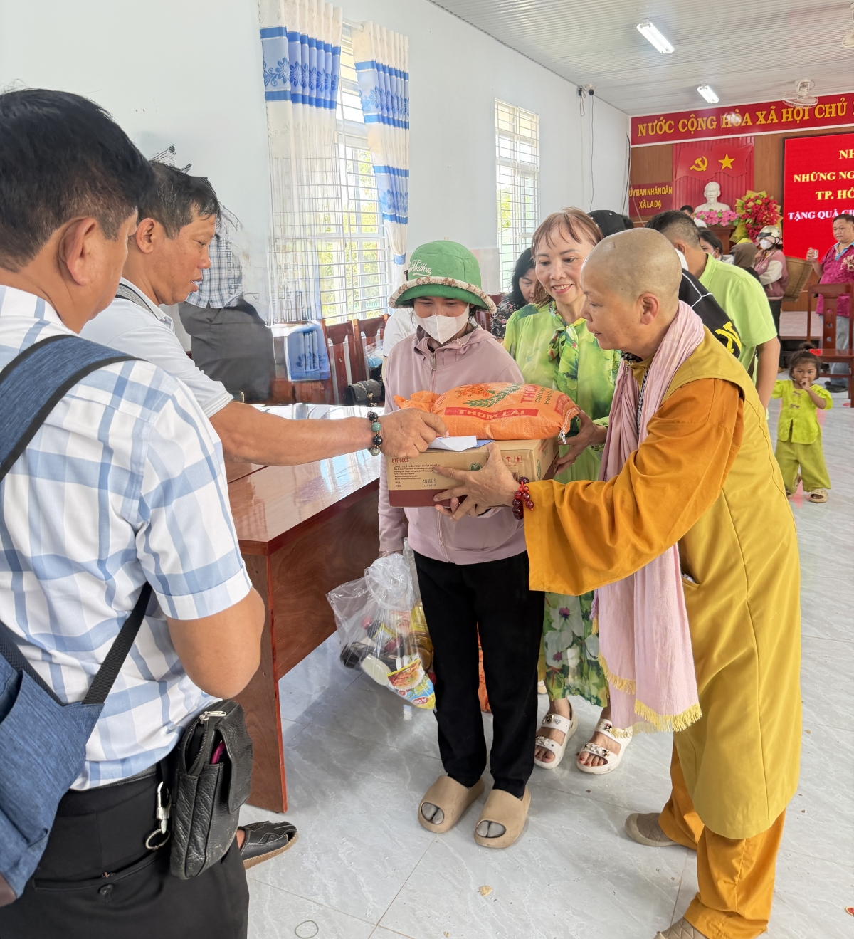 Trao tiền và phần quà cho bà con ở La Dạ