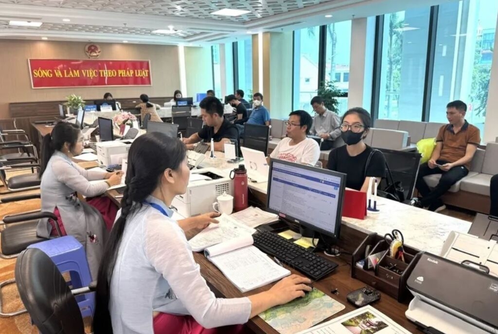 Người dân đến làm việc tại Trung tâm Phục vụ hành chính công phường Nghĩa Đô, thành phố Hà Nội