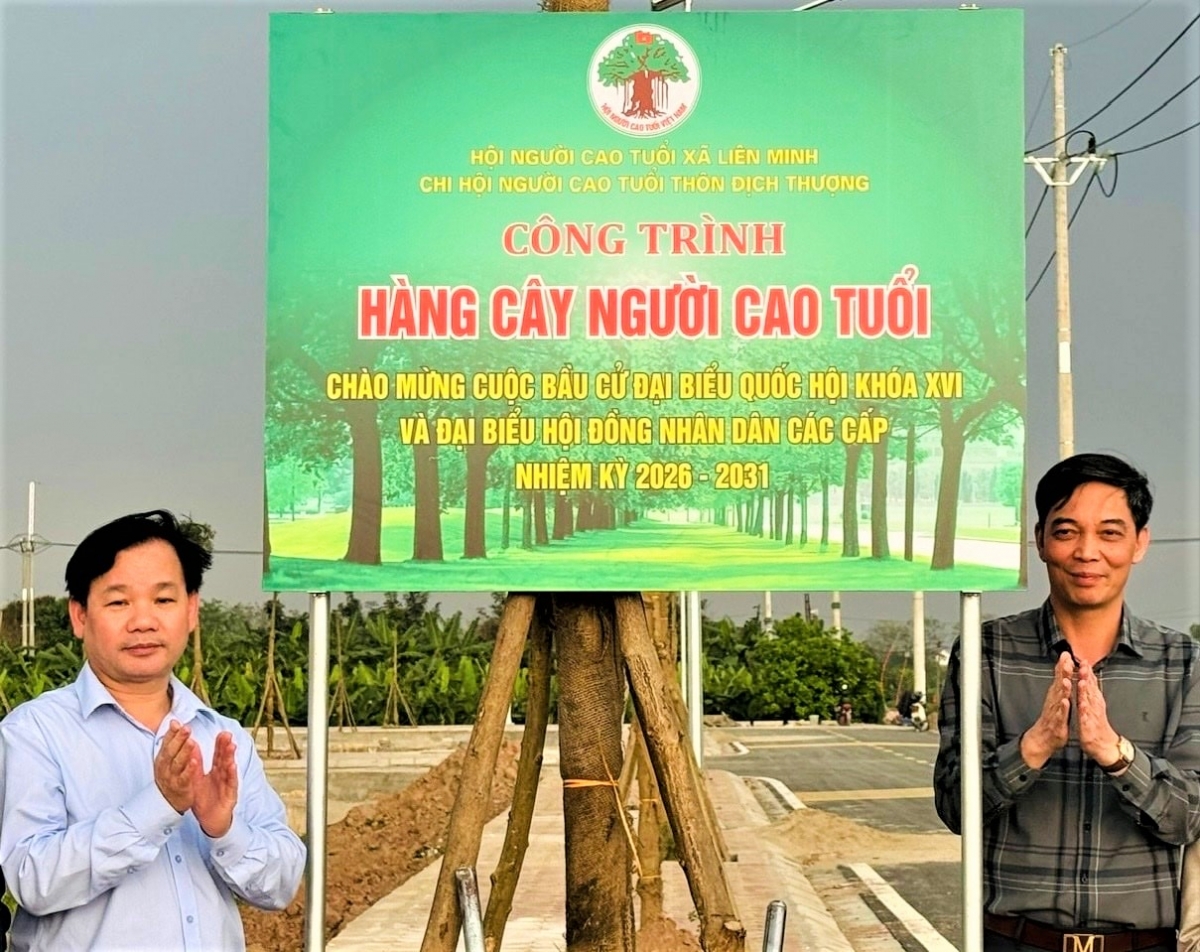 Bí thư Đảng ủy xã Liên Minh Nguyễn Tiến Toàn và Chủ tịch UBND xã Nguyễn Quý Mạnh trong lễ gắn biển công trình
