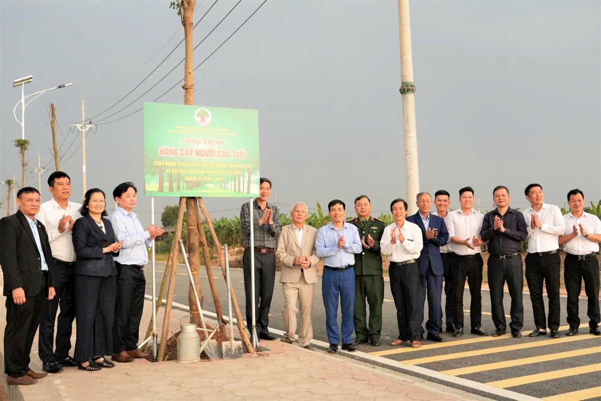 Cán bộ xã Liên Minh tại lễ gắn biển công trình chào mừng cuộc bầu cử đại biểu Quốc hội và HĐND các cấp.