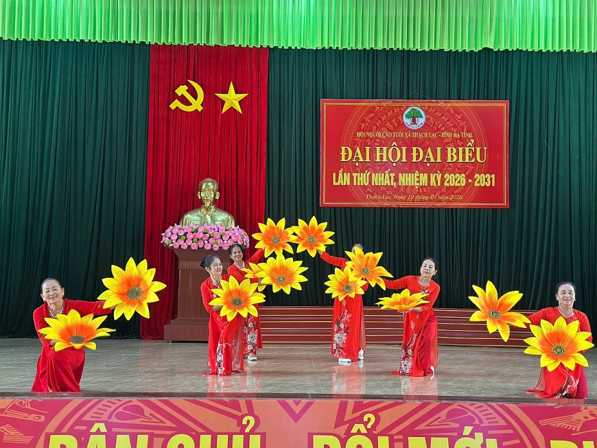 Tiết mục văn nghệ chào mừng đại hội.