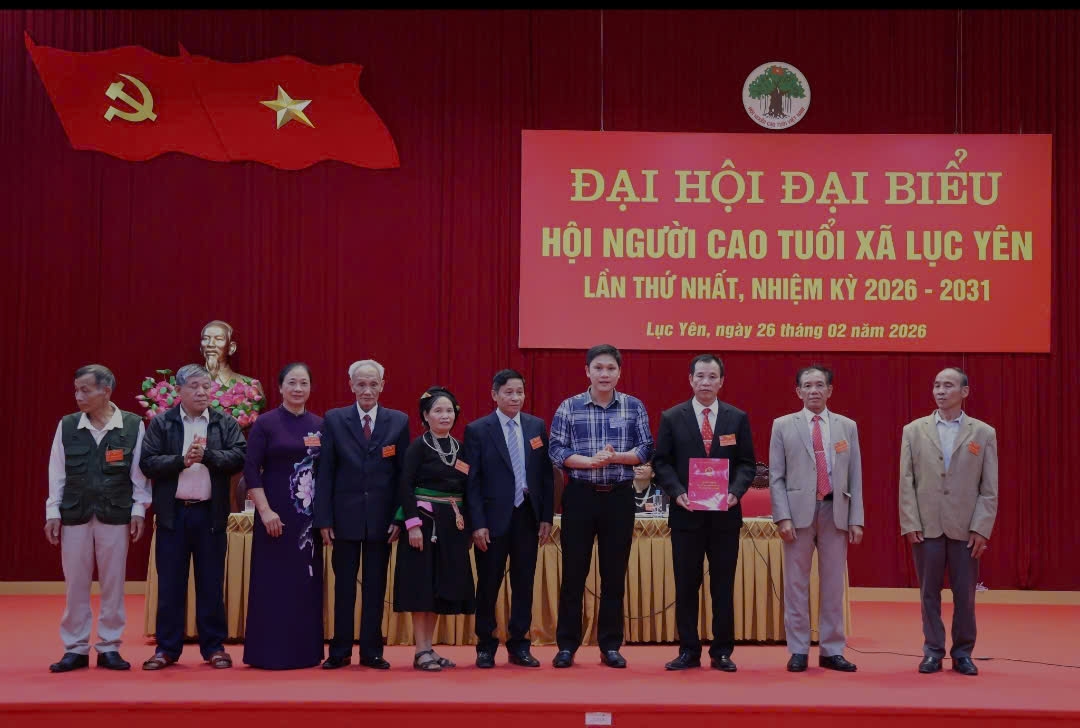 Trao Quyết định sáp nhập, thành lập Hội Người cao tuổi xã Lục Yên, kiện toàn tổ chức sau sắp xếp đơn vị hành chính.