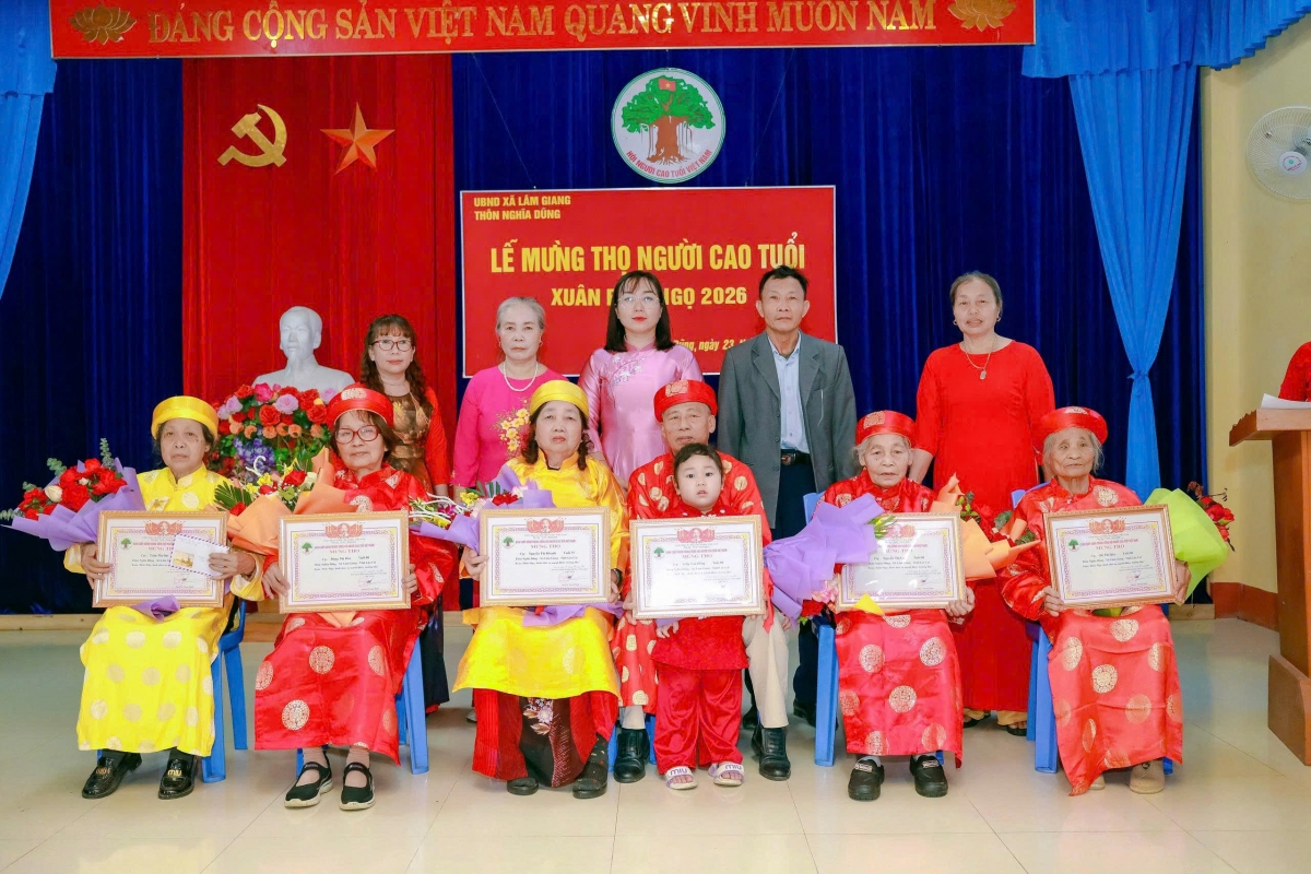 Trao Bằng, quà mừng thọ cho NCT tại xã 