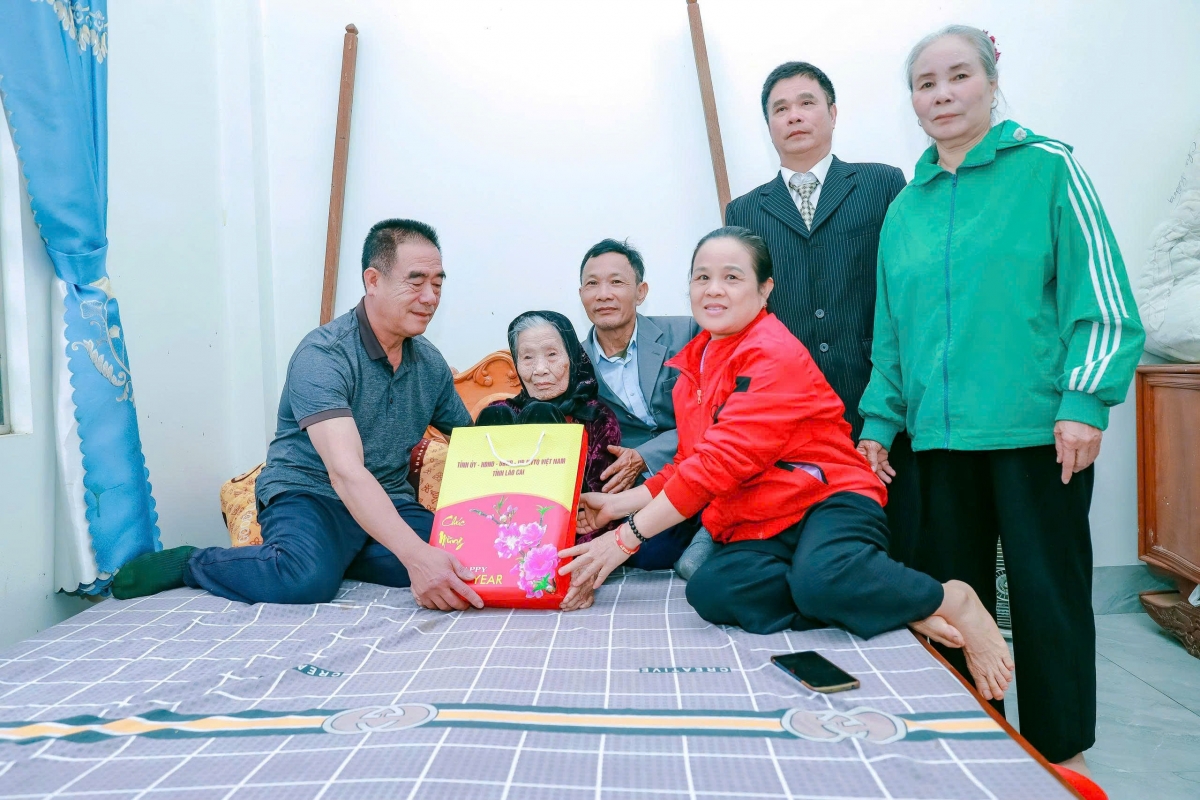 Trao quà cho NCT hoàn cảnh khó khăn trên địa bàn tỉnh