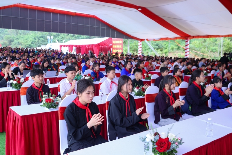 Đông đảo các em học sinh đến dự lễ khởi công