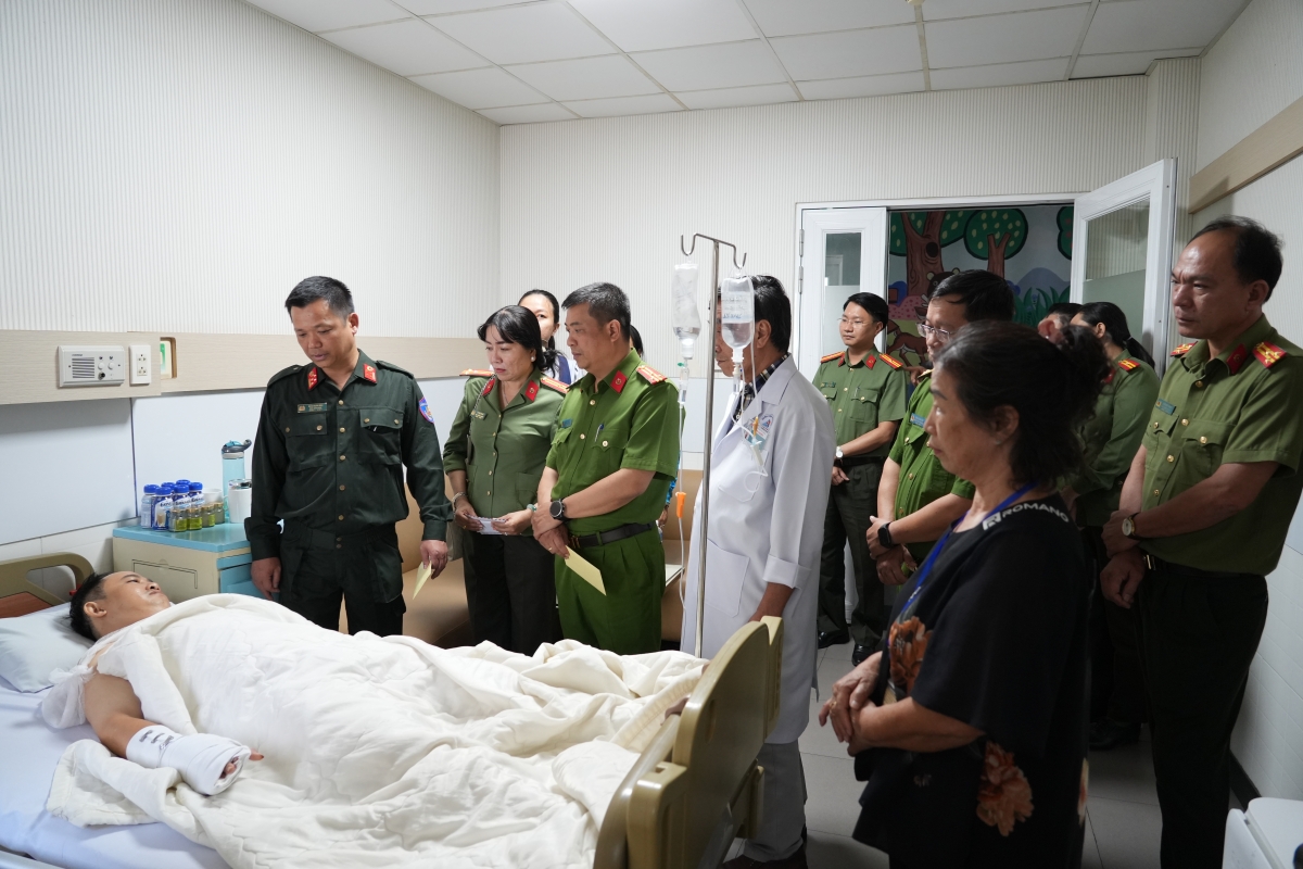 Đại tá Đậu Xuân Bảo Phó Giám đốc Công an tỉnh đã cùng đoàn đoàn công tác đến thăm hỏi, động viên Thiếu tá Phạm Nguyễn Đức Lâm 