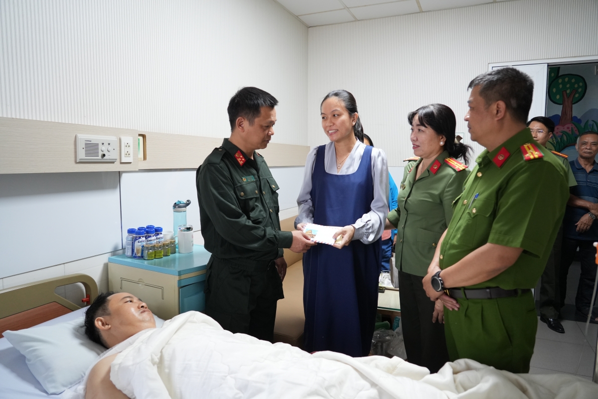 trao quà thăm hỏi của Thiếu tướng Trương Minh Đương, Giám đốc Công an tỉnh