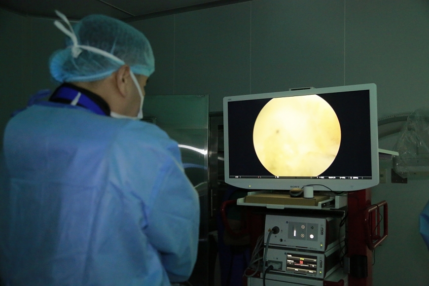 PGS.TS Nguyễn Lê Bảo Tiến thực hiện ca mổ. Ảnh: Bệnh viện cung cấp