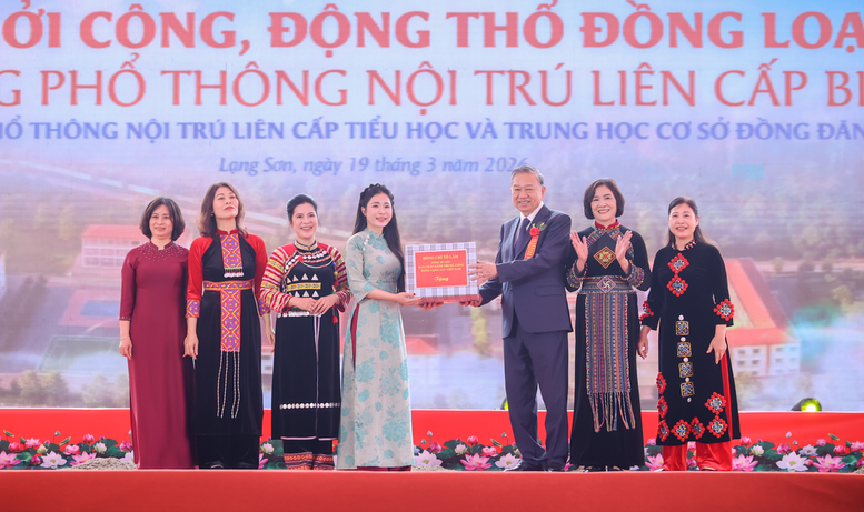 Tổng Bí thư Tô Lâm tặng quà nhà trường.