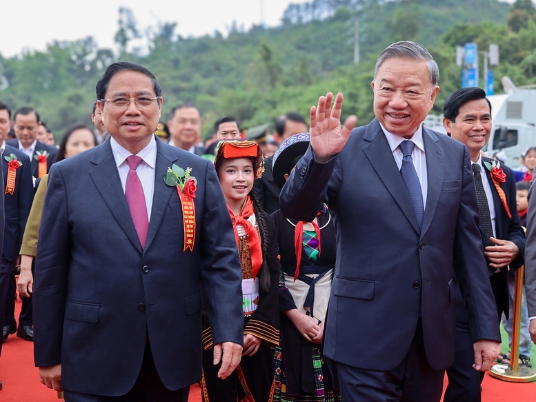 Tổng Bí thư Tô Lâm, Thủ tướng Chính phủ Phạm Minh Chính tới dự lễ khởi công tại điểm cầu chính, Trường phổ thông nội trú tiểu học và trung học cơ sở Đồng Đăng, xã Đồng Đăng, tỉnh Lạng Sơn