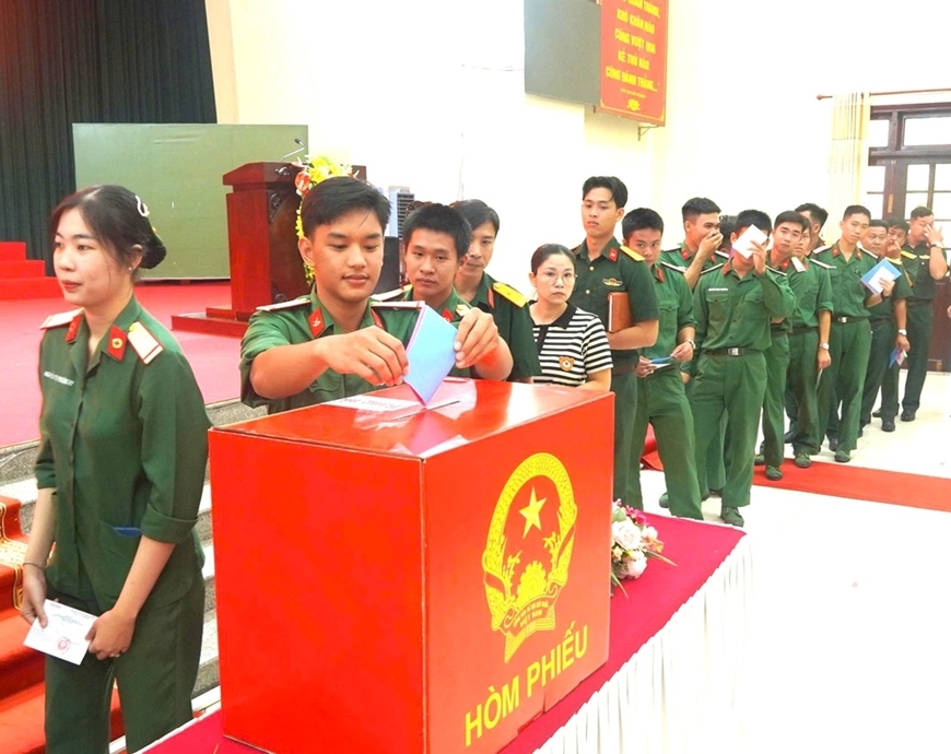 Cử tri LLVT TP Cần Thơ thể hiện quyền của công dân.  