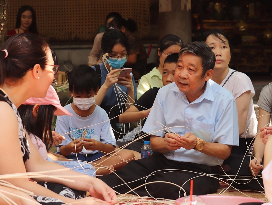 Nghệ nhân Nguyễn Văn Trung đã hơn 50 năm gắn bó với nghề mây tre đan.