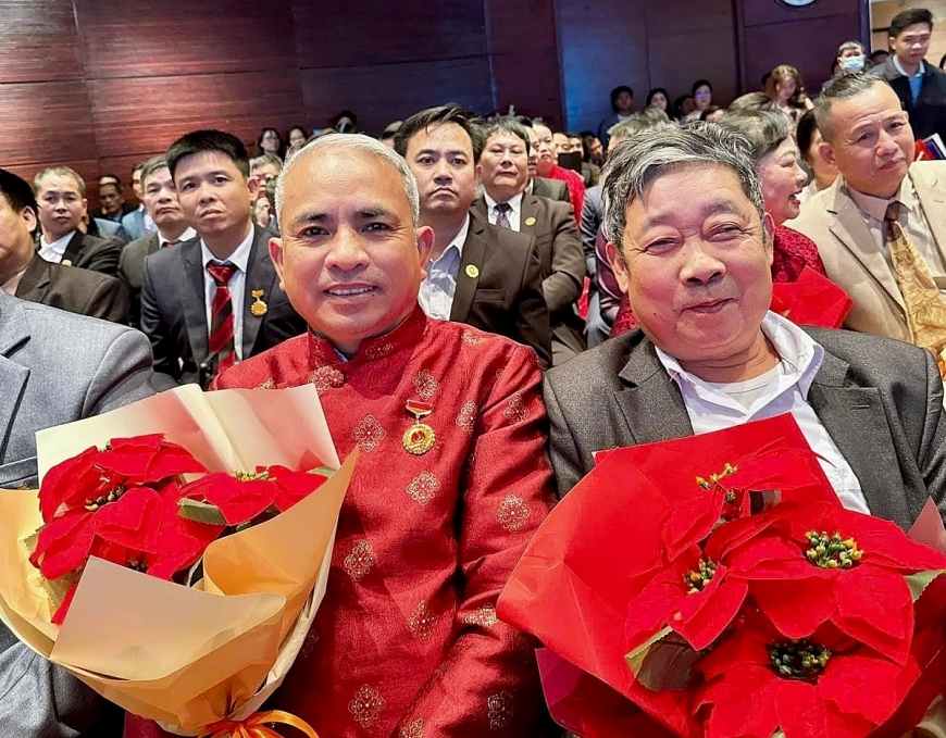 Ông Nguyễn Văn Trung (bên phải) và ông Nguyễn Văn Tĩnh tại buổi phong Nghệ nhân Nhân dân