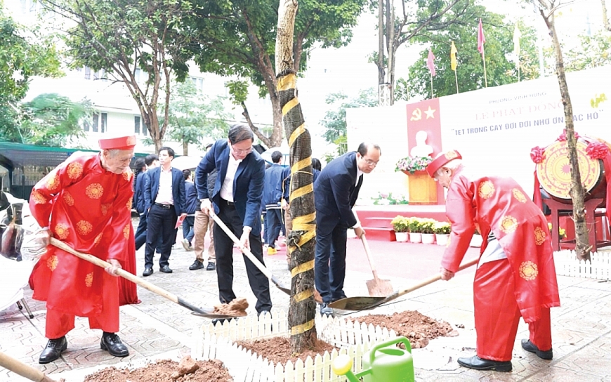 Người cao tuổi phải hăng hái, đi đầu trong trồng cây, bảo vệ môi trường