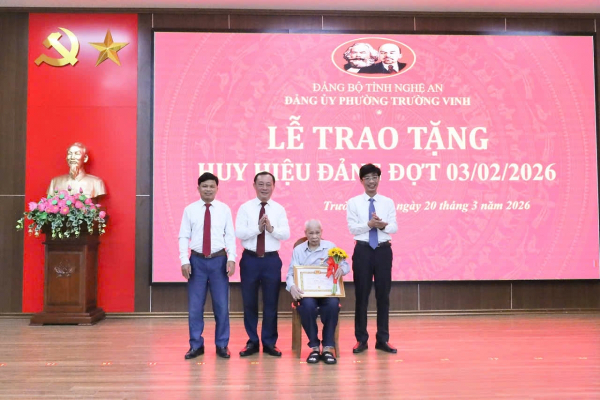 Lễ trao tặng, truy tặng Huy hiệu Đảng không chỉ là sự ghi nhận xứng đáng đối với những đóng góp của các đảng viên, đặc biệt là đảng viên cao tuổi trên địa bàn phường Trường Vinh
