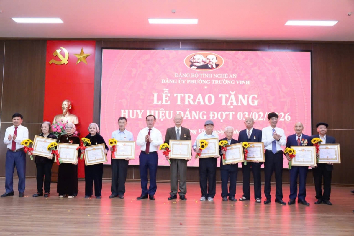 Các đảng viên cao tuổi  phường Trường Vinh được nhận Huy hiệu Đảng lần này đều là những tấm gương tiêu biểu về bản lĩnh chính trị, phẩm chất đạo đức và tinh thần tận tụy vì Đảng, vì Nhân dân.