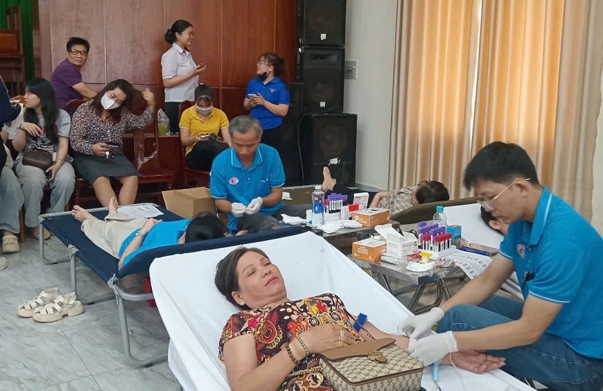 Lan tỏa nghĩa tình từ giọt máu hồng: 350 người tham gia, tiếp nhận 300 đơn vị máu