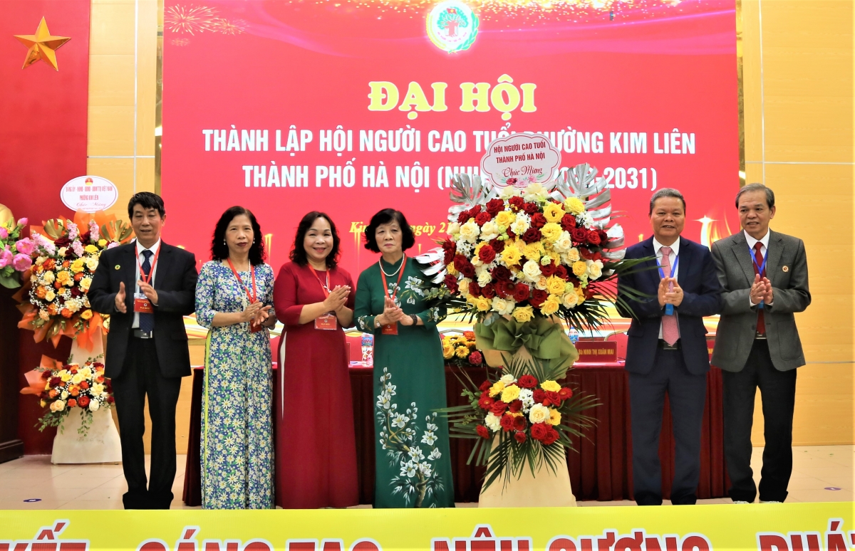 Lãnh đạo Hội NCT TP Hà Nội tặng hoa chúc mừng Đại hội