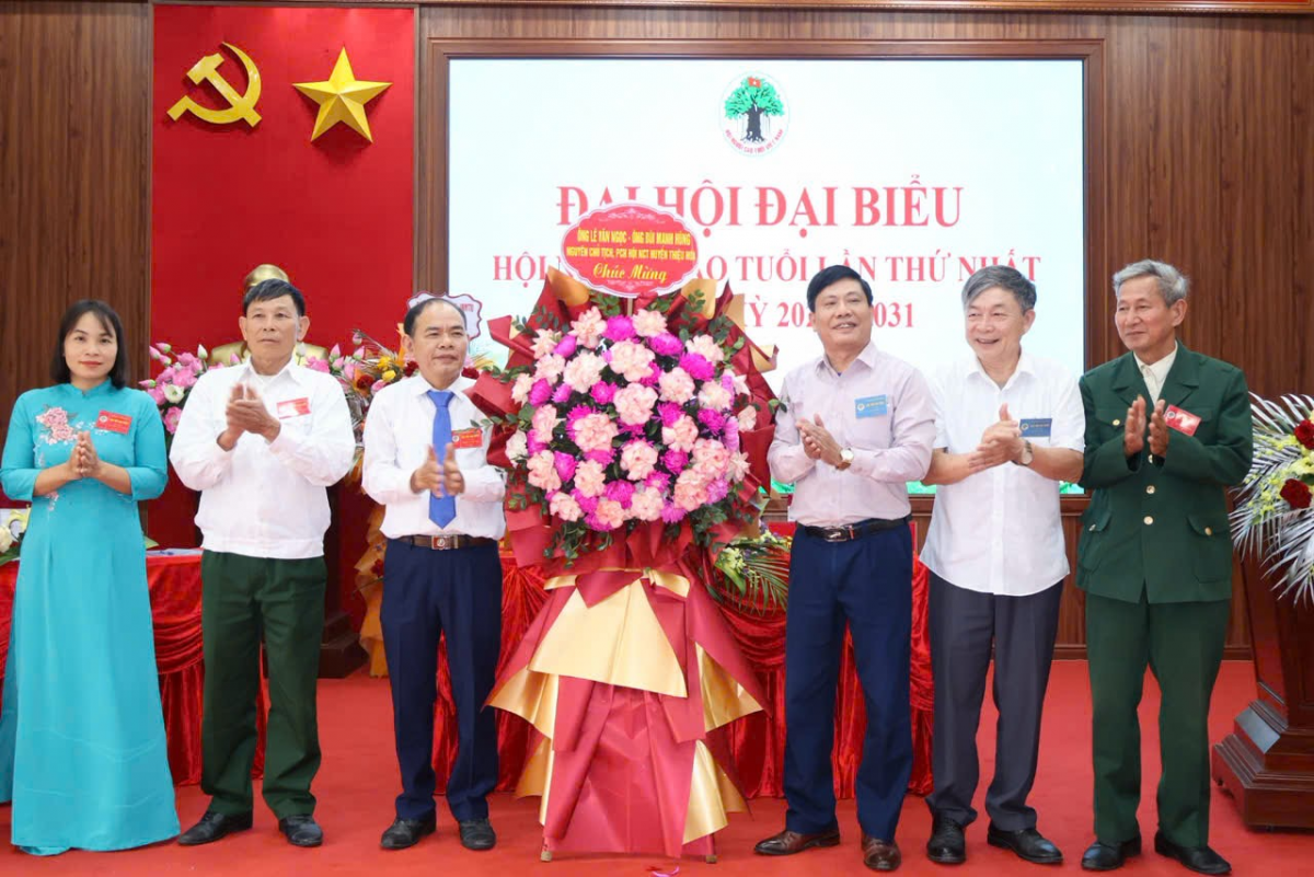 Các đại biểu tặng hoa chúc mừng Đại hội