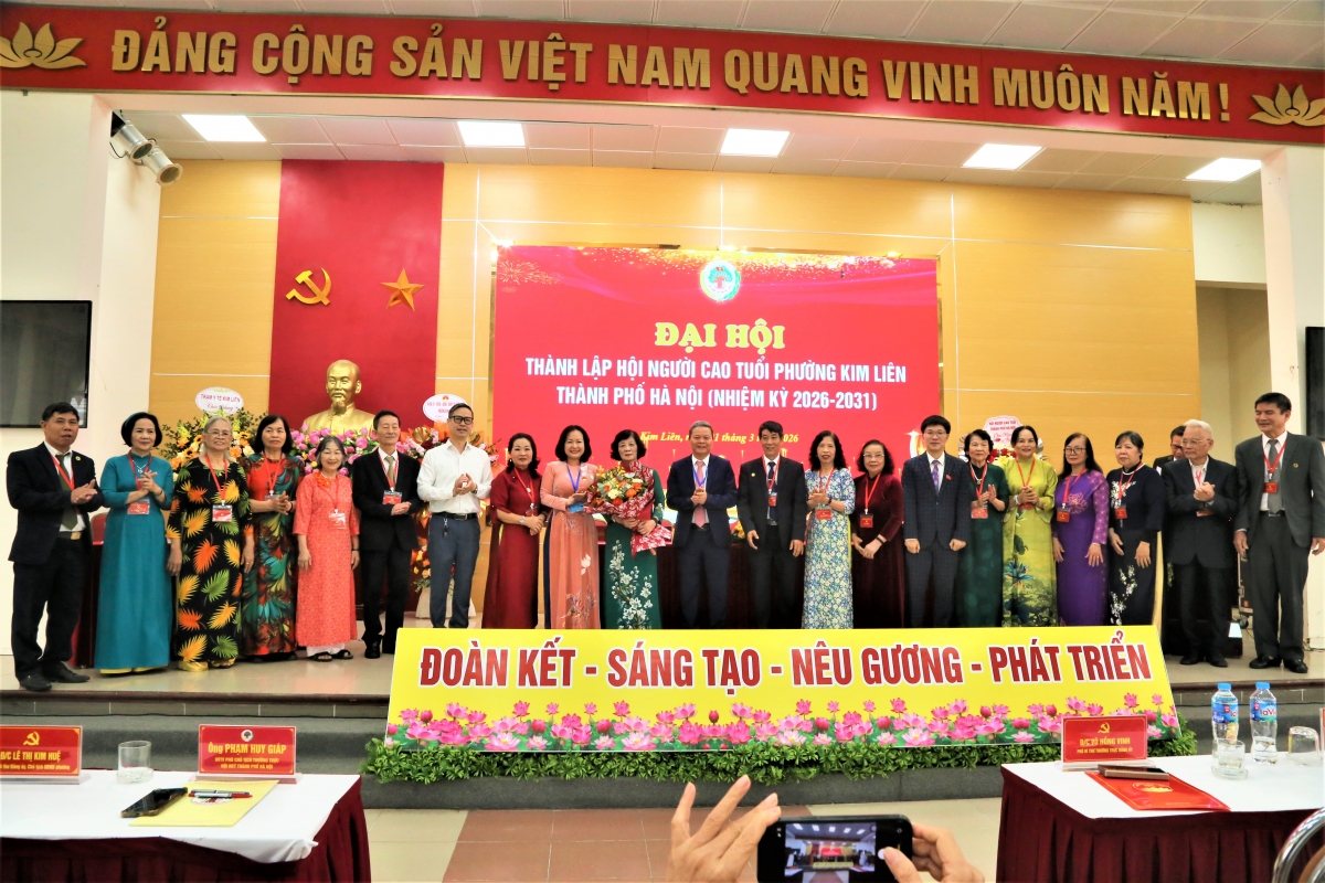 Lãnh đạo Hội NCT TP Hà Nội và lãnh đạo phường Kim Liên tặng hoa chúc mừng Ban Chấp hành Hội NCT phường