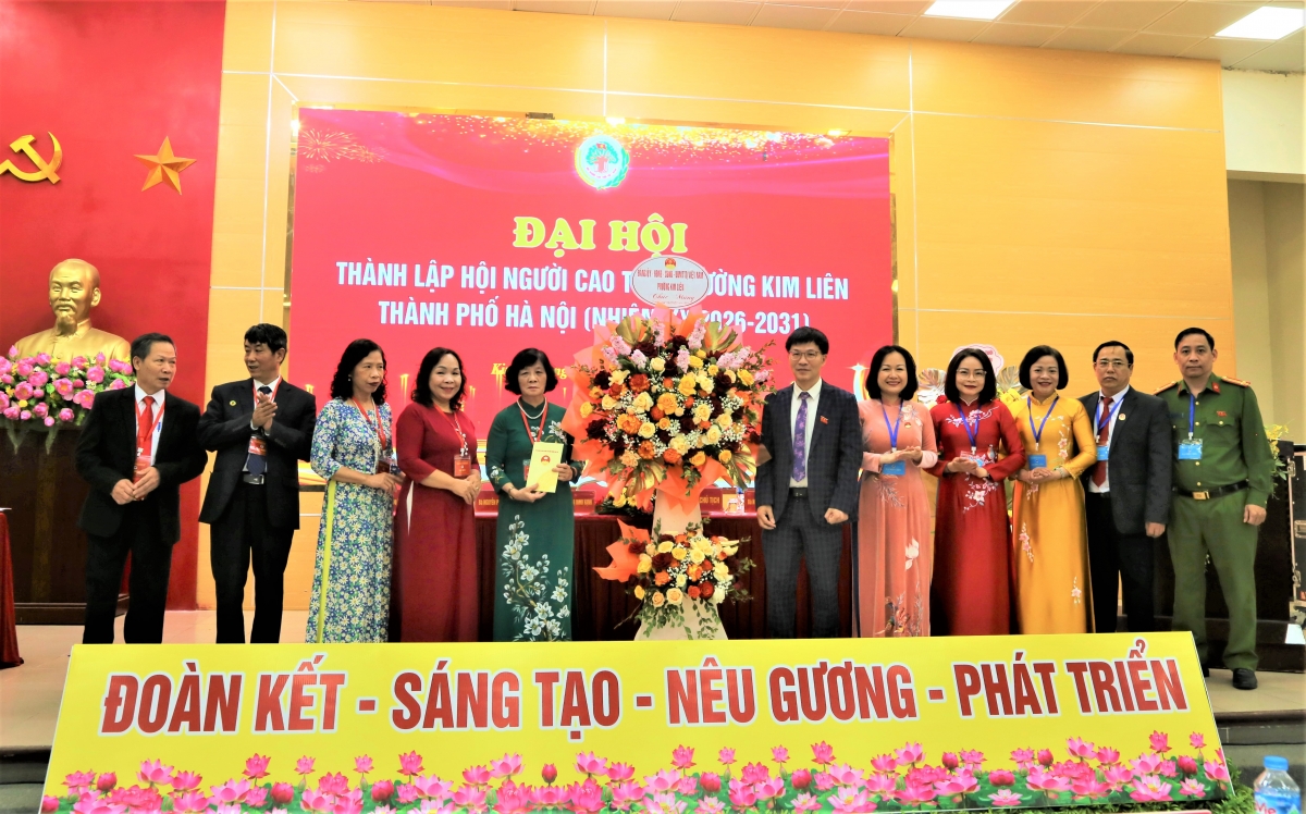 Lãnh đạo phường Kim Liên tặng hoa chúc mừng Đại hội