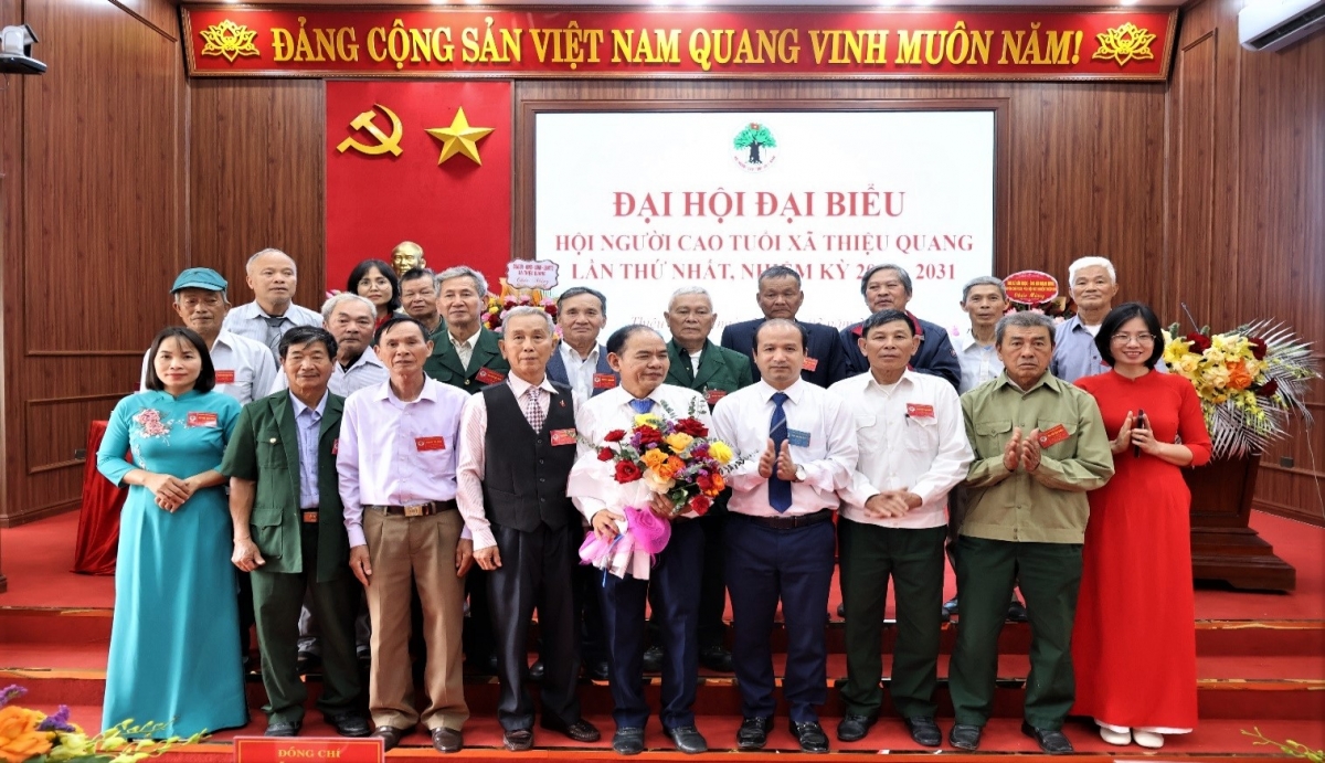 Lãnh đạo xã Thiệu Quang tặng hoa chúc mừng Ban Chấp hành Hội NCT xã