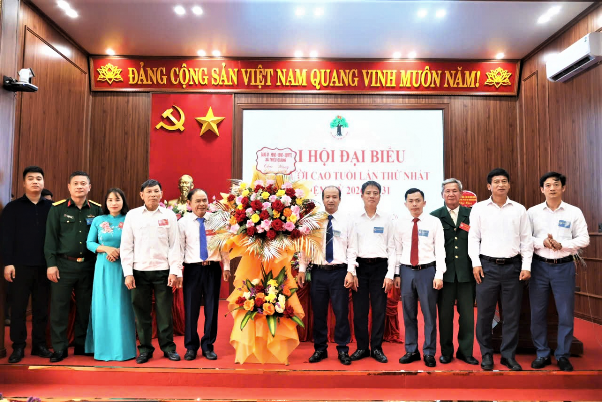 Lãnh đạo xã Thiệu Quang tặng hoa chúc mừng Đại hội