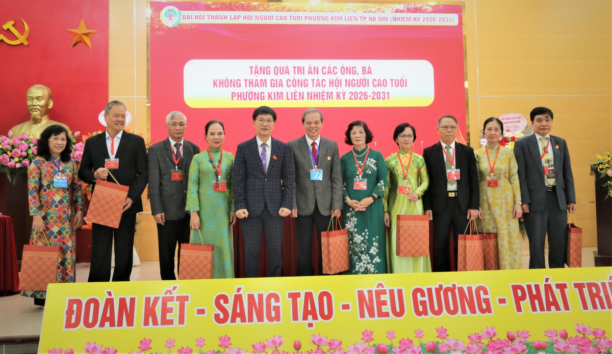 Tặng quà tri ân cán bộ không tham gia Ban Chấp hành khóa mới