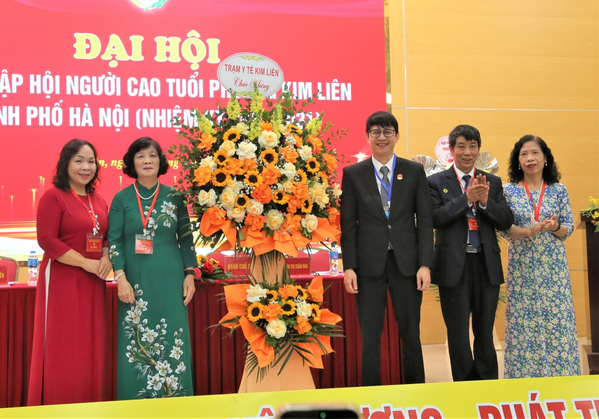 Trạm Y tế phường tặng hoa chúc mừng Đại hội