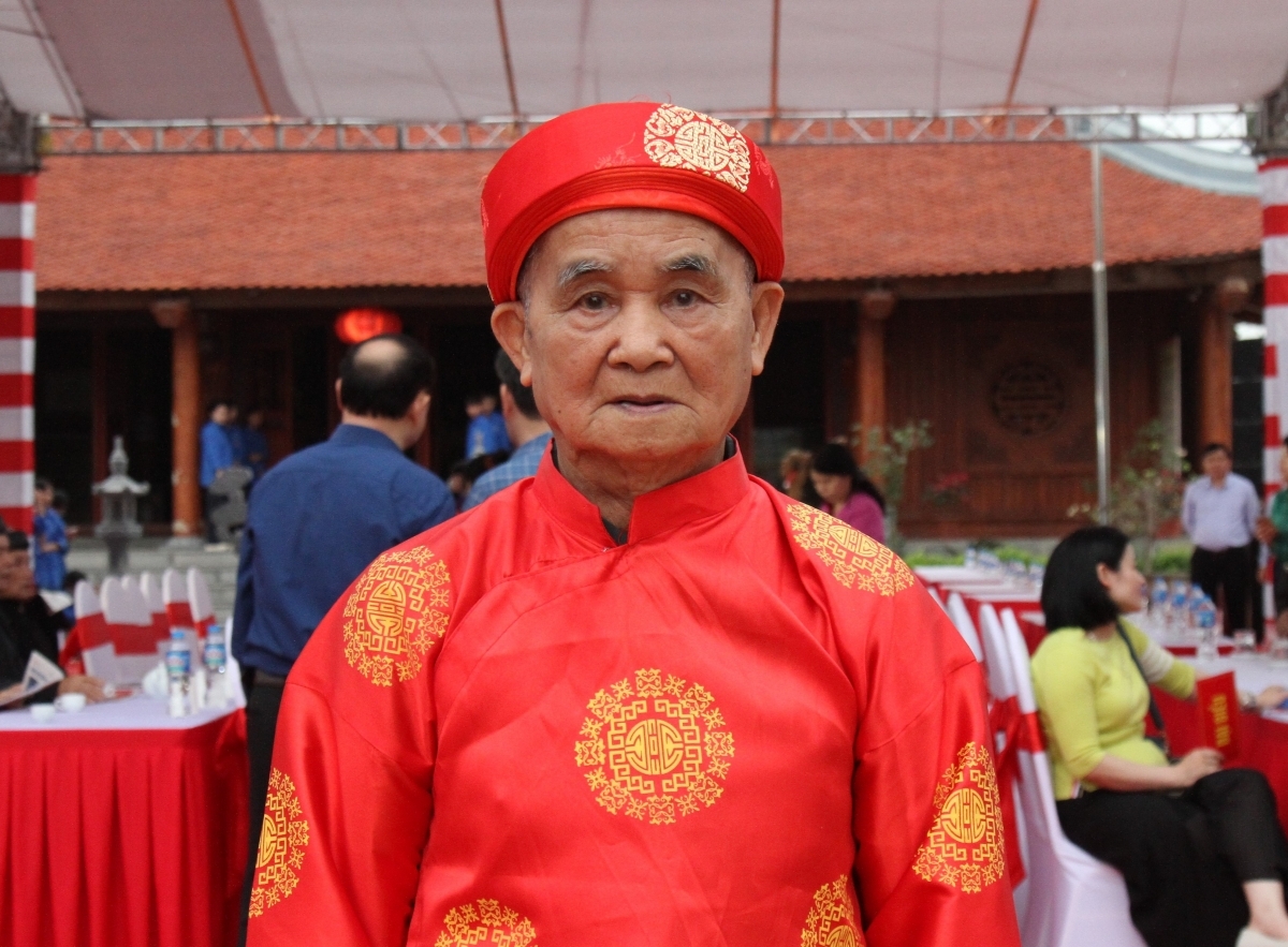 11-Ở tuổi gần 90, cụ Đàm Hữu Nhị vẫn tự tay tham gia trồng cây cùng mọi người. Niềm vui hiện rõ trên gương mặt ông khi được góp sức vào một việc làm có ích. “Còn sức là còn tham gia, thấy cây xanh lớn lên