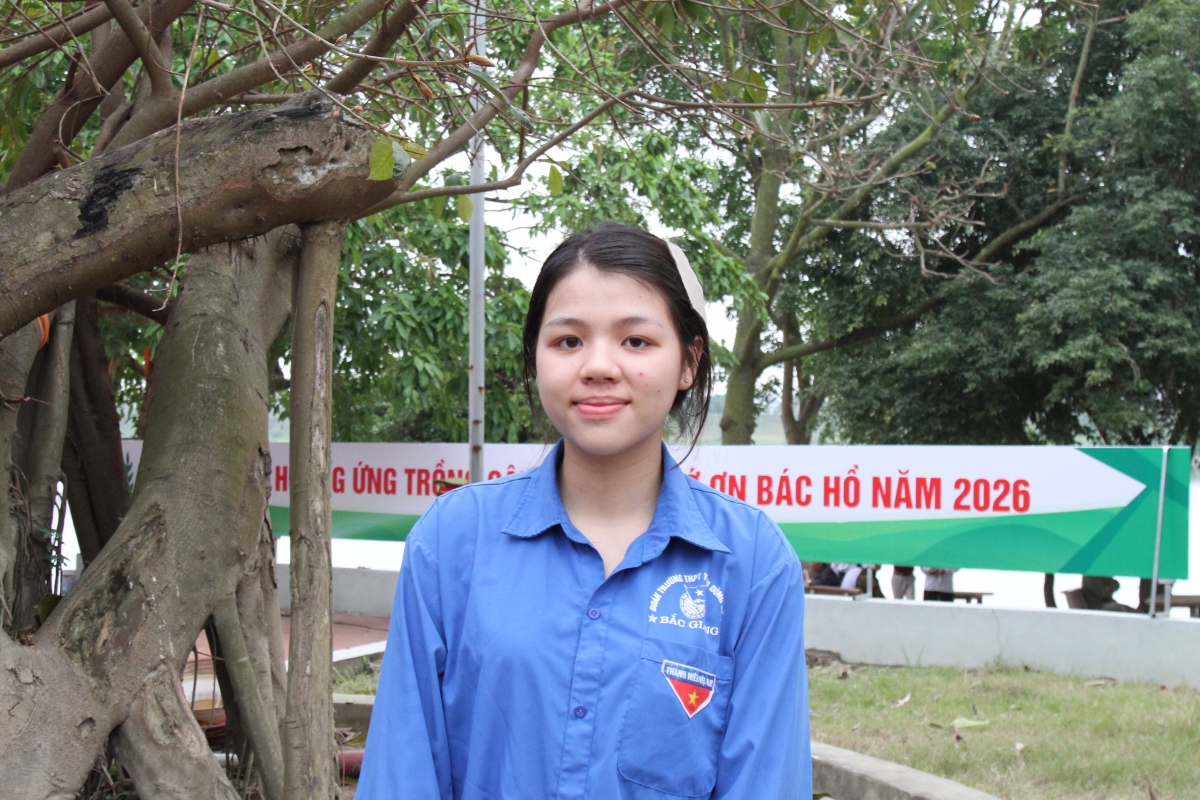 Đoàn viên Hoàng Thu Phương xúc động khi được góp sức vào một hoạt động giàu ý nghĩa. Với chị, mỗi mầm xanh không chỉ làm đẹp cảnh quan mà còn là hành động thiết thực gìn giữ môi trường sống.