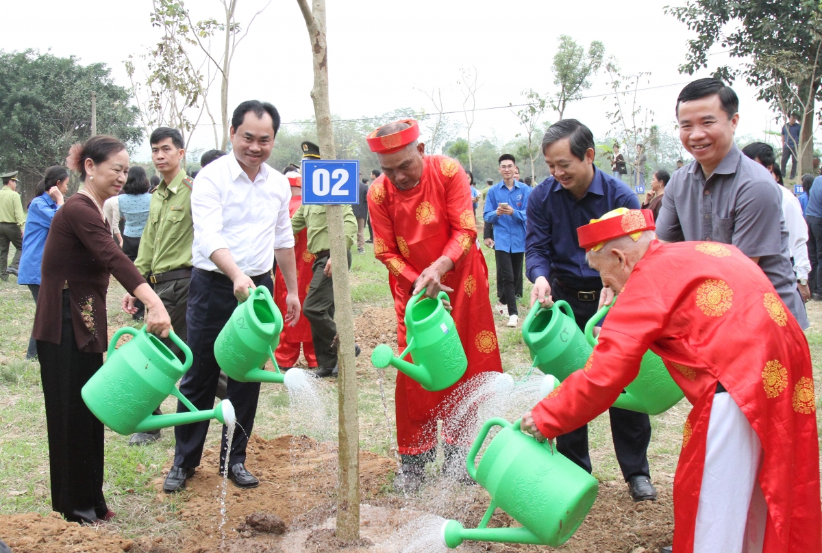 13- Lãnh đạo Bộ Nông nghiệp và Môi trường cùng hội viên NCT trồng cây tại Ngày hội