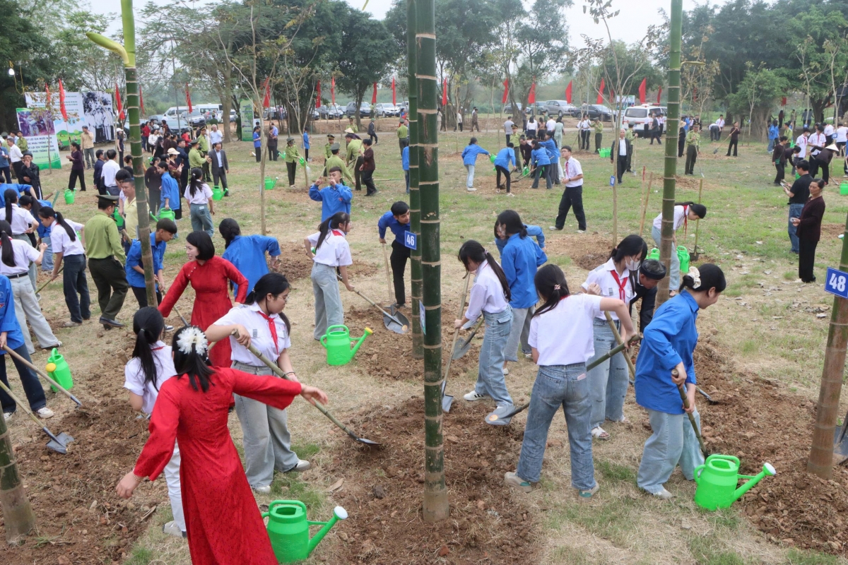 16-Đông đảo hội viên NCT, đoàn viên thanh niên, học sinh trên địa bàn phường Yên Dũng tham gia Ngày hội trồng cây