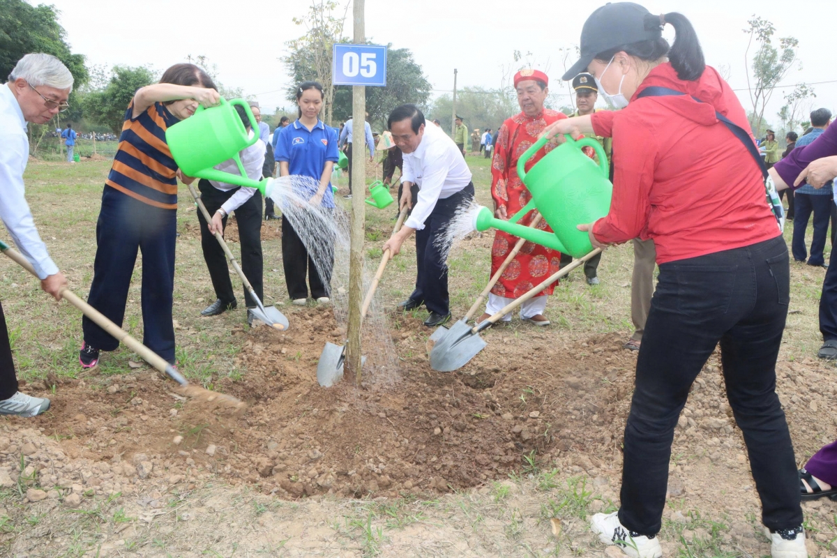 18-Hàng trăm cây xanh được trồng mới trong khuôn viên khu di tích và các tuyến đường, góp phần phủ xanh cảnh quan, cải thiện môi trường sống. Mỗi cây xanh được trồng là một thông điệp về trách nhiệm, về sự gắn bó giữa con người với thiên nhiên.