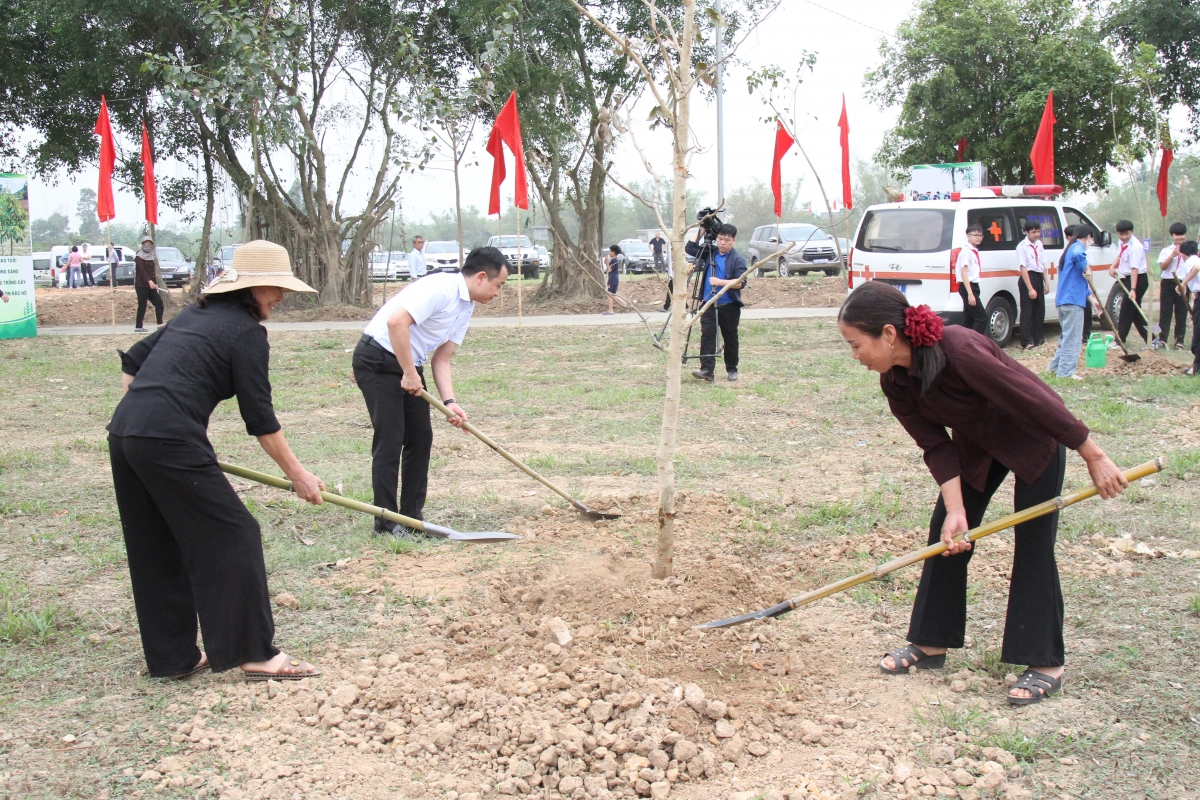 19- Ngày hội không chỉ dừng lại ở một hoạt động mang tính biểu tượng mà còn là lời nhắc nhở về trách nhiệm bảo vệ môi trường trong cộng đồng. Việc duy trì và nhân rộng phong trào trồng cây sẽ góp phần xâ