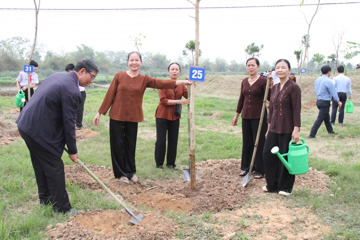 20-Khép lại ngày hội, hình ảnh những hàng cây mới được trồng, những nụ cười rạng rỡ của người cao tuổi và sự chung tay của cộng đồng đã để lại ấn tượng sâu sắc. Đây không chỉ là hoạt động đầu xuân mà còn là