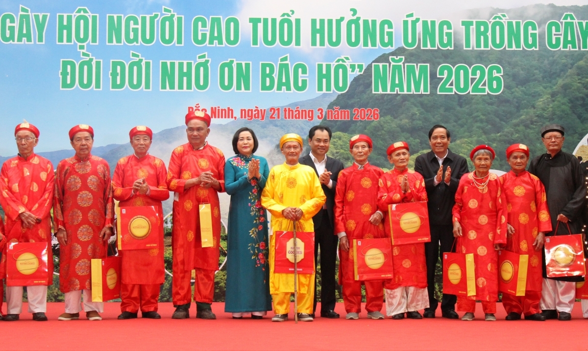 9-Đồng chí Nguyễn Thị Thanh, Ủy viên Trung ương Đảng, Phó Chủ tịch Quốc hội; Chủ tịch Hội NCT Việt Nam Nguyễn Thanh Bình trao quà cho NCT tiêu biểu trên địa bàn phường Yên Dũng.