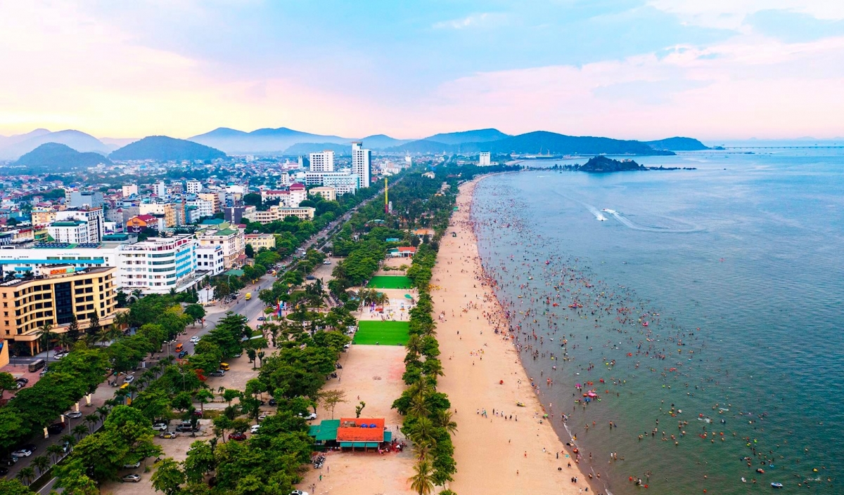 Biển Cửa Lò hấp dẫn khách du lịch bởi dải cát trắng mịn thoai thoải, làn nước biển trong xanh...