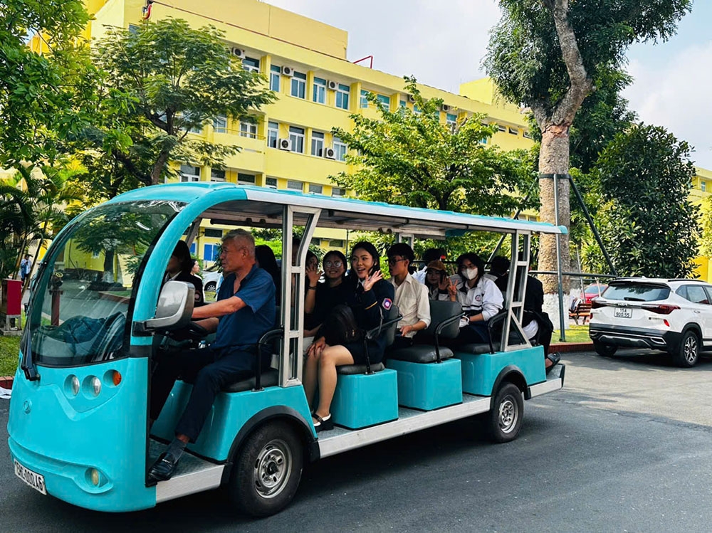 xe điện được huy động để tổ chức tham quan khuôn viên, giúp học sinh và phụ huynh trực tiếp trải nghiệm cơ sở vật chất, môi trường học tập hiện đại của nhà trường.