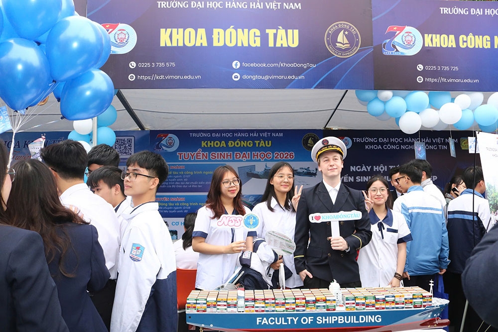 Các sinh viên quốc tế đang học tập tại Trường Đại học Hàng hải Việt Nam cũng tham gia tư vấn tuyển sinh tại Trường