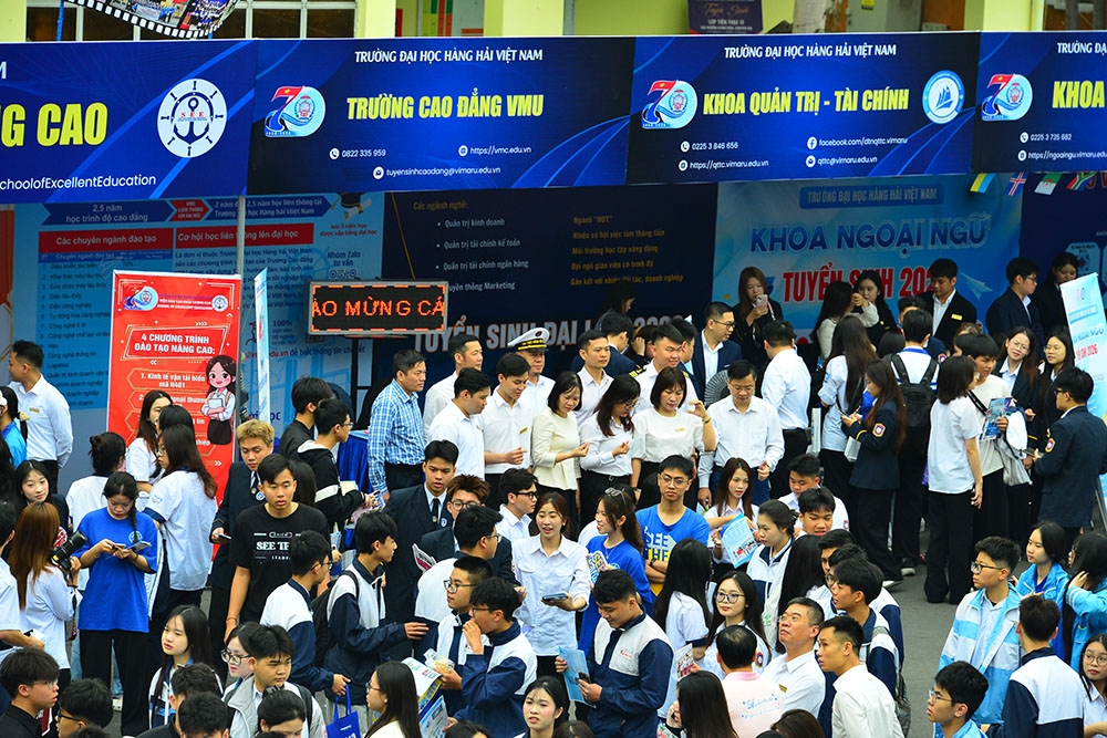 18 gian tư vấn của Trường Đại học Hàng hải Việt Nam thu hút đông đảo học sinh quan tâm tìm hiểu