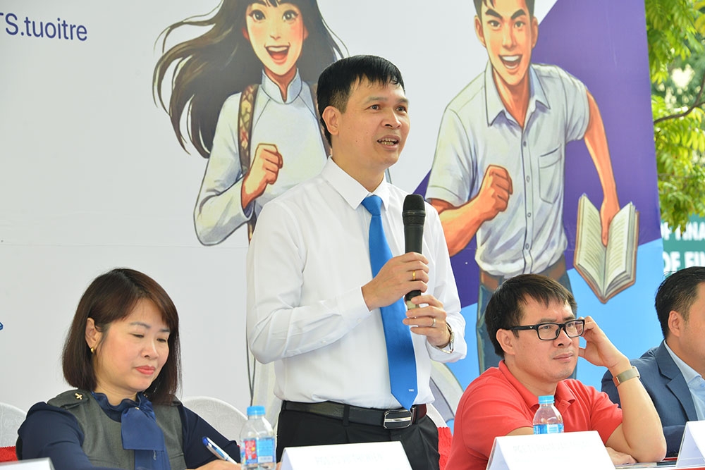 PGS.TS. Phạm Văn Thuần - Phó Hiệu trưởng Trường Đại học Hàng hải Việt Nam trả lời câu hỏi trực tiếp của các học sinh và phụ huynh học sinh