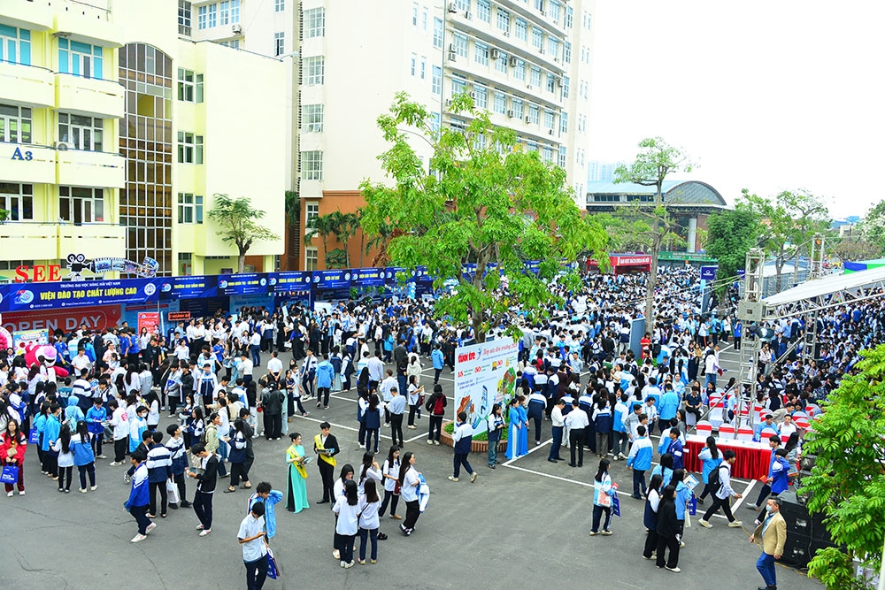 Ngày hội Tư vấn tuyển sinh – hướng nghiệp năm nay thu hút gần 140 gian tư vấn của các trường đại học, cao đẳng và cơ sở giáo dục trên cả nước, với sự tham gia của khoảng 12.000 học sinh. 