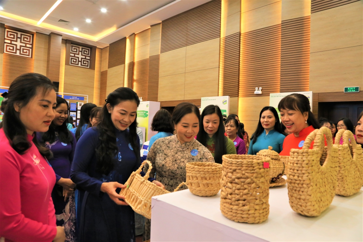 Các đại biểu thăm gian trưng bày sản phẩm của mô hình Phụ nữ Việt tự tin làm kinh tế tại triển lãm