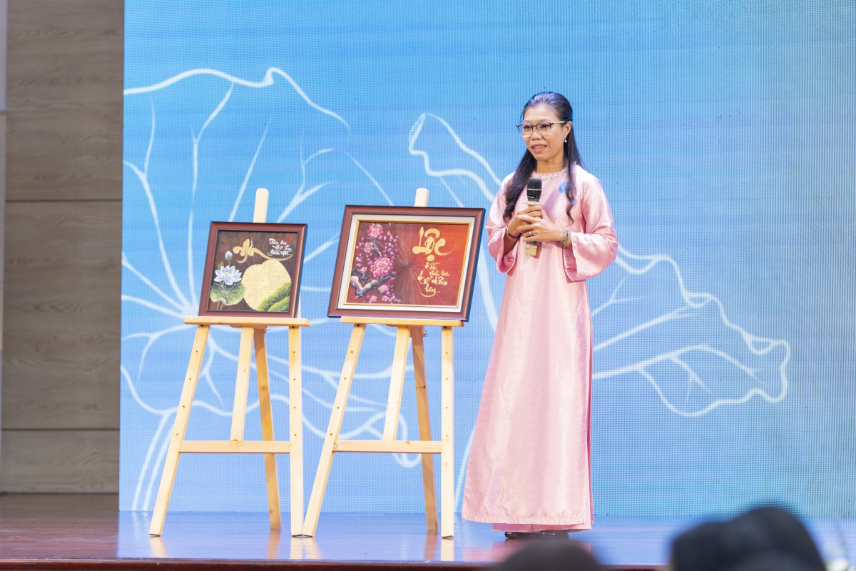 Bà Phạm Thị Diệu Liên, chủ dự án “Tranh vẽ trên lá sen” đến từ An Giang