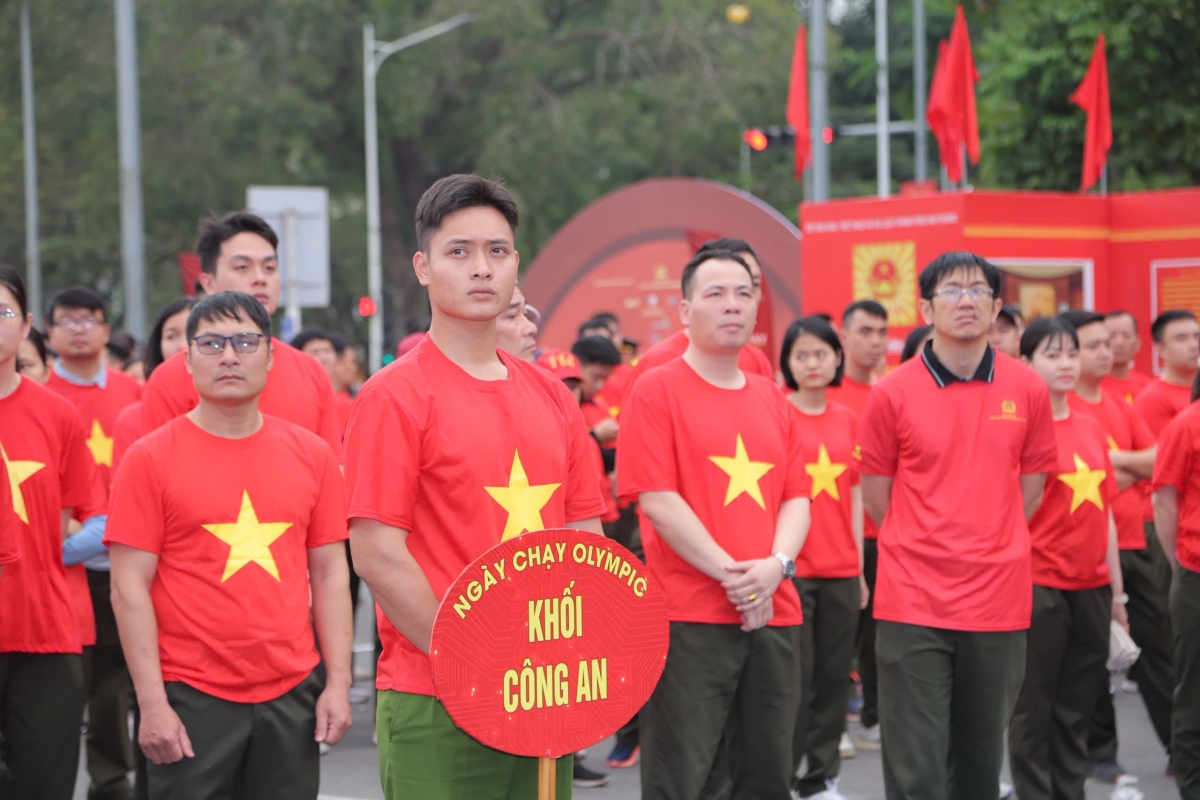 Khối công an tham gia chương trình Ngày chạy Olympic