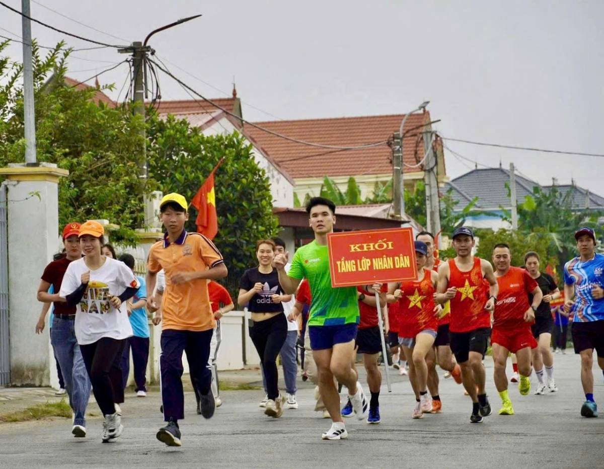 Nhiều người lựa chọn trang phục thể thao mang sắc đỏ của quốc kỳ, tạo nên hình ảnh đẹp, thể hiện tinh thần yêu nước và ý thức rèn luyện sức khỏe.