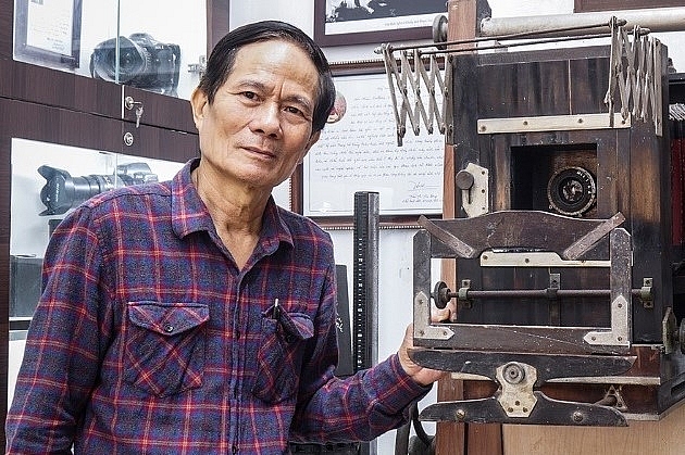 Nhà báo, nhiếp ảnh gia Phạm Công Thắng bên chiếc máy ảnh cổ đóng bằng gỗ